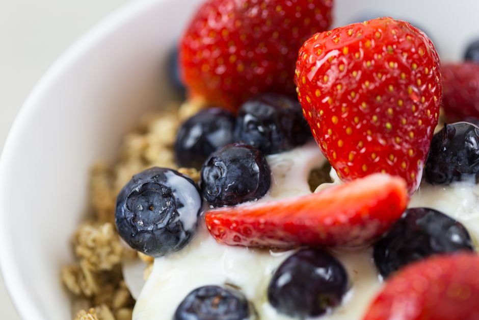 Petit-déjeuner au granola et fruits